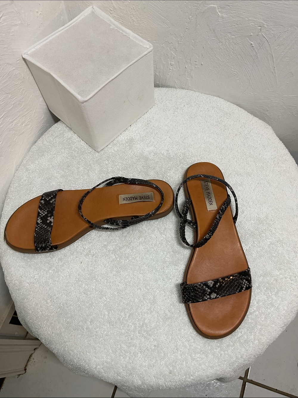 Steve Madden Snakeskin Strappy Flat Sandals Ankle Strap Black Tan Size 8.5